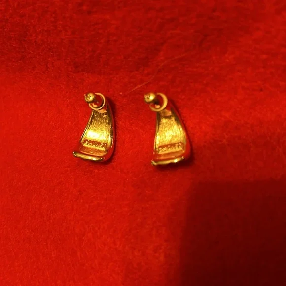 Women’s Beautiful Vintage Monet gold Fan pierced earrings 3/4” - Picture 5 of 5